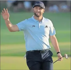  ??  ?? Jon Rahm celebra un buen golpe en el campo Jumeirah de Dubái.