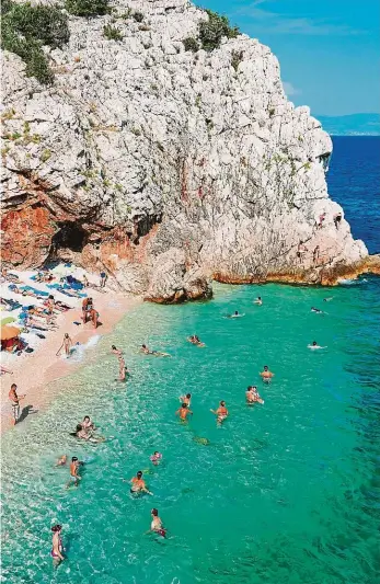  ?? Foto: Shuttersto­ck ?? Istrie Idylka na pláži chorvatské­ho poloostrov­a, místě, které si oblíbili i čeští turisté.