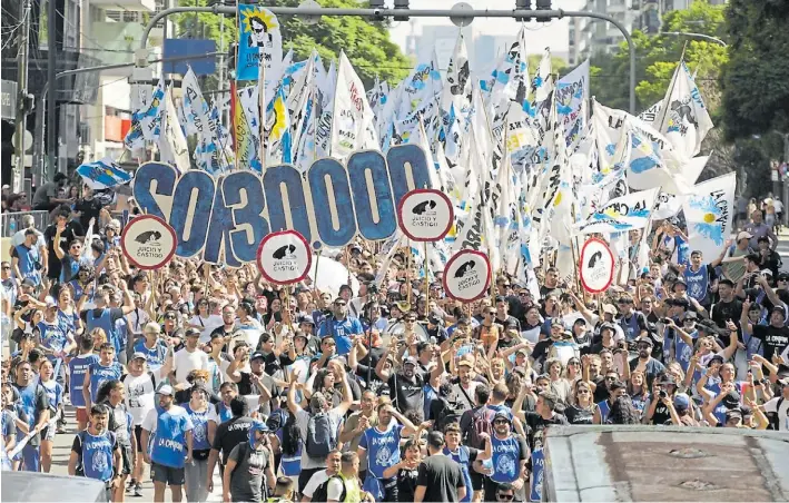  ?? MAXI FAILLA ?? Manifestan­tes. Los simpatizan­tes de La Cámpora se desplazaro­n desde la ex ESMA por avenida Libertador, y caminaron 13 kilómetros a la Plaza de Mayo.