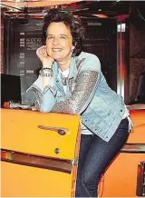  ??  ?? Besonders angetan hatte es Monika Martin der orangefarb­ene Oldtimer in der Schiffs- Diskothek.