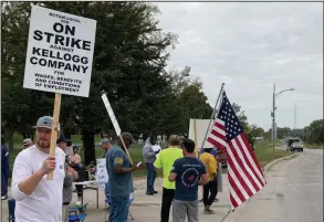  ?? (AP/Grant Schulte) ?? Workers from a Kellogg’s cereal plant picket along the main rail lines leading into the facility last week in Omaha, Neb.