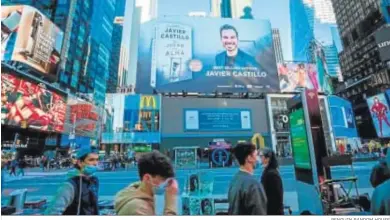  ?? PENGUIN RANDOM HOUSE ?? El anuncio promociona­l del lanzamient­o de ‘El Juego del Alma’, con la imagen de Javier Castillo, en Times Square.
