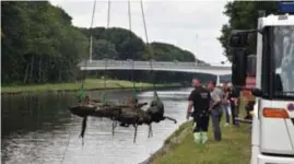  ?? FOTO GEERT VAN BAELEN ?? In het kanaal in Lommel werd donderdag nog een wrak uit het water getakeld.