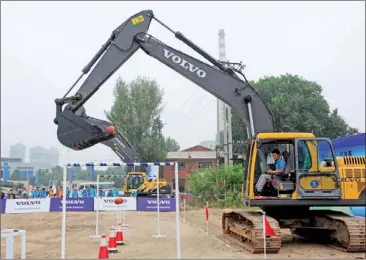  ?? GONG HUI / FOR CHINA DAILY ?? A contestant operates Volvo excavator to build blocks at the first excavator contest in Jinan, Shandong province, on Aug 9, 2011.