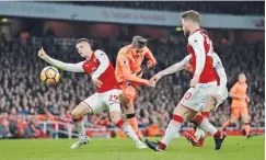  ??  ?? TOM JENKINS/THE GUARDIAN Roberto Firmino (C) scores Liverpool’s third goal against Arsenal at Emirates in London on December 22, 2017.