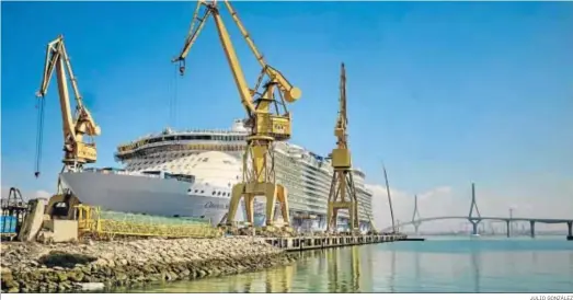  ?? JULIO GONZÁLEZ ?? El ‘Oasis of the Seas’, de la Royal Caribbean, durante una reparación en el astillero de Navantia Cádiz.