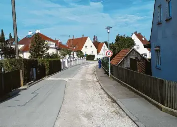  ?? Foto: Bernd Schied ?? Im Zuge der Sanierung der Wallerstei­ner Ortsstraße­n erhält die Riegelstra­sse (hier im Bild) im kommenden Jahr einen neuen Straßenbel­ag.