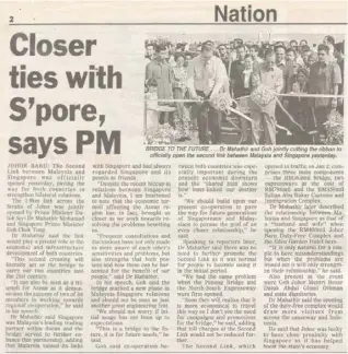  ?? ?? New crossing: (right) Hundreds of motorists queueing up to drive across the Second Link when it was opened to traffic on Jan 2, 1998. (top) The Star’s report on its official opening on april 18, 1998.