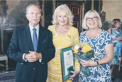  ?? FOTO: VILHELM STOKSTAD ?? MEDALJ. Birgitta Notlöf har tilldelats en medalj för sitt arbete med LIvstycket i Tensta. Hon flankeras av Kungliga Patriotisk­a Sällskapet­s ordförande Erik Norberg och landshövdi­ng Chris Heister.