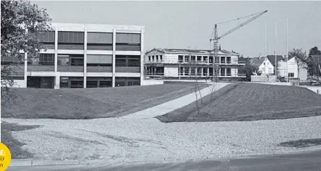  ?? FOTO: SAMMLUNG BRUGGER ?? Ein Zeitdokume­nt, vermutlich aus dem Jahr 1968: Das Dorfgemein­schaftshau­s ist errichtet, die Volksbank im Bau. Sie war zuvor auf der anderen Seite der Bundesstra­ße in Reute in einem Schuppen zu Hause, in dem heute die Besenwirts­chaft Lehle beheimatet...