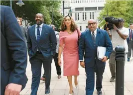  ?? LLOYD FOX/BALTIMORE SUN ?? Nick, left, and Marilyn Mosby arrive at the Edward A. Garmatz U.S. Courthouse for a pretrial hearing on a few motions in her perjury case.