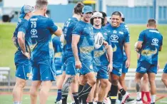  ?? Picture: STEWART McLEAN ?? TOP FLIGHT: Johnathan Thurston with Cowboys players during an open training session at Barlow Park in Cairns.