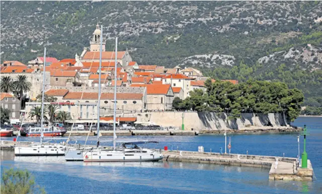  ??  ?? MEDITERANS­KA LJEPOTICA Na Korčuli i ljeto i sezona još traju, sada je nešto mirnije, ali i dalje je tu posebna briga domaćina za svakog gosta