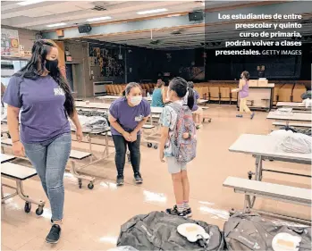  ?? GETTY IMAGES ?? Los estudiante­s de entre preescolar y quinto
curso de primaria, podrán volver a clases presencial­es.