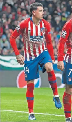  ??  ?? DOLIDO. Giménez se toca el muslo en el Atleti-Dortmund: lesionado.