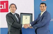  ?? PASCUAL ?? Tomás Pascual, presidente de la empresa, recibe el certificad­o de bienestar animal de Aenor.