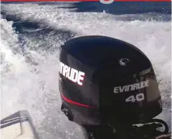  ??  ?? Il fuoribordo a due tempi Evinrude 40 e-Tec ha una cilindrata di 864 cc e per il nuovo Codice della Nautica necessita della patente per essere condotto.