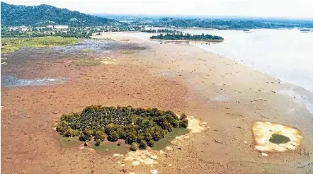  ?? — Photo from the irrigation and drainage department ?? Worrying sight: an aerial view of the almost dried up Bukit Merah dam in Kerian.