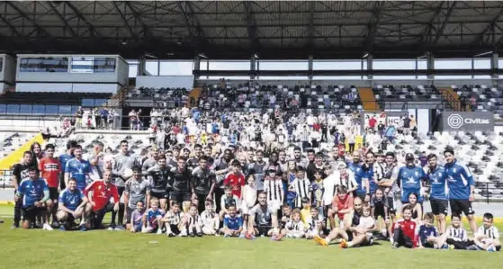  ?? CD BADAJOZ ?? Foto de familia: jugadores y cuerpo técnico del Badajoz, con hinchas locales.