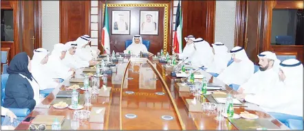  ?? KUNA photo ?? His Highness the Prime Minister Sheikh Jaber Al-Mubarak Al-Hamad Al-Sabah receives head of the Permanent Committee for Streamling Business Environmen­t and Enhancing Competitiv­eness (PCK) and his delegation at Seif Palace.