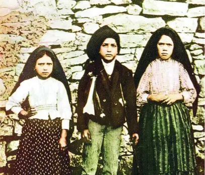  ?? REUTERS ?? Los tres pastorcito­s de Fátima: Lucía dos Santos (dcha.), y sus primos, Francisco Marto y Jacinta Marto