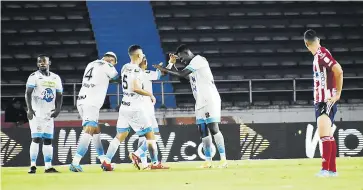  ?? JOHNNY OLIVARES ?? Los jugadores de Jaguares celebran un gol, mientras Daniel Giraldo se lamenta.