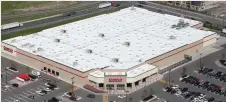  ??  ?? Toiture en membrane PVC d’une superficie de 150 000 pieds carrés du Costco Lévis.