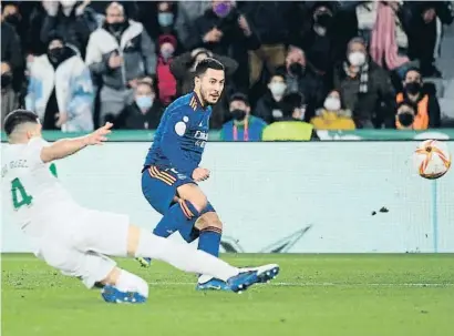  ?? JOSE JORDAN / AFP ?? El belga Eden Hazard metió el gol del triunfo del Madrid