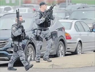  ?? BARRY GRAY THE HAMILTON SPECTATOR ?? The Hamilton police’s Emergency Response Unit searched the school grounds before lifting the lockdown.