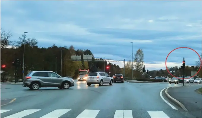  ?? FOTO: TOM BUCHER HANSEN ?? KJØRER PÅ RØDT LYS: Her kjører tre biler på rødt lys i Langsaekry­sset i Arendal, fredag ved 16-tiden. Lyset skiftet fra gult til rødt før bilene kjørte ut i krysset.