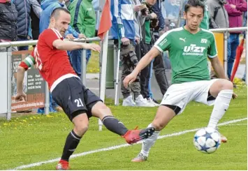  ?? Foto: Ernst Mayer ?? Heiß auf die Bezirkslig­a: Die Offinger präsentier­ten sich im Kreisliga Gipfeltref­fen dominant. Hier spielt Benedikt Megyes den Ball; der Burgauer Jonathan Ho kommt den berühmten Tick zu spät.