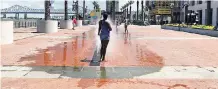  ?? PHOTOS: ANDREA SACHS/THE WASHINGTON POST ?? A woman escapes the humidity in water spouts at Woldenberg Riverfront Park.