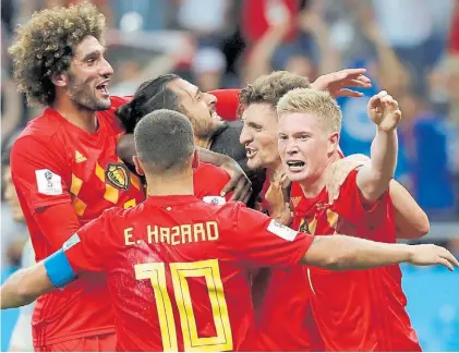  ?? EFE ?? Increíble. Hazard, Fellaini y De Bruyne envuelven a Chadli quien acaba de marcar el tercer gol de Bélgica.