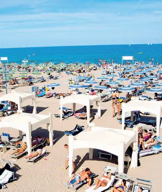  ??  ?? In Stabilimen­ti balneari a Sottomarin­a spiaggia (Chioggia), la località balneare per questo weekend registra un boom di presenze con il 99% degli posti letto prenotati