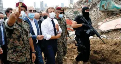  ??  ?? RESPALDO. El presidente francés, Emmanuel Macron, visitó el lugar devastado por la explosión en el puerto de Beirut, Líbano.