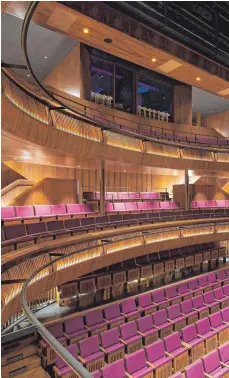  ?? FOTOS: DPA ?? Neue Sitze, frische Farben: Auch das Linbury-Theater im Inneren der Oper ist renoviert worden.