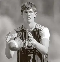  ?? Jason Fochtman / Houston Chronicle ?? St. Pius X quarterbac­k Grant Gunnell, a Texas A&M commit, is “a man among boys,” says his coach.