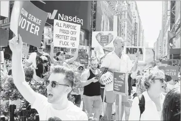  ??  ?? ▲ La comunidad gay se manifestó ayer en Times Square, Nueva York, en repudio a la violencia con armas de fuego, luego de los tiroteos del fin de semana. Foto Afp