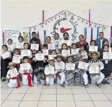  ?? /ARMANDO PEDROZA ?? Infantes y adultos recibieron reconocimi­ento de participac­ión en el taller de náhuatl