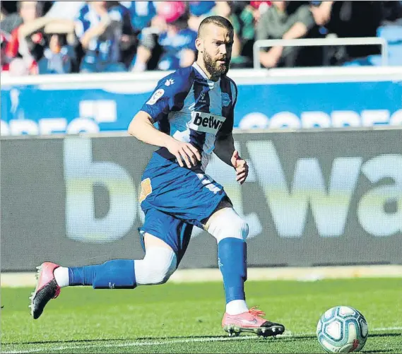  ?? FOTO: JUAN ECHEVERRÍA ?? Disponible para Garitano
Laguardia, que avanza con balón en el partido en Mendizorro­tza frente al Athletic, está totalmente recuperado de su golpe en la cabeza en Leganés