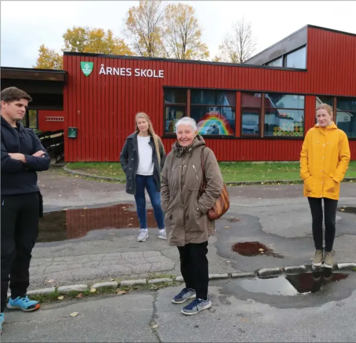  ??  ?? De vil ikke akseptere en nedleggels­e av Årnes skole, Venstres Trond Mossmann (til venstre), Fau-nestleder Susanne Vatland, Sigrun Hovden, Lisa Omland og Venstres gruppelede­r Steinar Bjørnstøl.