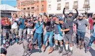  ?? ?? Jóvenes en patines se tomaron una selfie con la alcaldesa Alejandra Gutiérrez, quien acudió a la Ruta León a pasear a su perro.