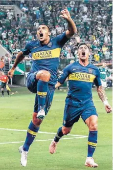  ??  ?? ► Ábila y Pavón festejan el 0-1 de Boca en Sao Paulo.