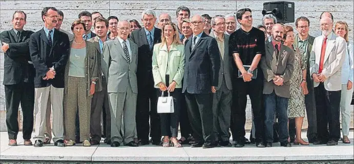  ?? LLUÍS GENÉ / EFE ?? Una foto de família de la plataforma maragallis­ta Ciutadans pel Canvi en què apareixen alguns futurs alts càrrecs de la Generalita­t