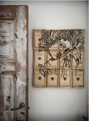  ??  ?? Installati­on. En gammal dörr och en skiss av Anna Hackman på en samling ”torra” böcker.