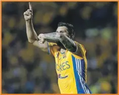  ??  ?? El francés André Gignac fue la figura de los Tigres en la final de ida con un doblete que les valió el empate