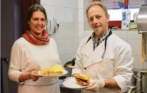  ?? Foto: Benedikt Kretzler ?? Ulrike Hopfenmüll­er und Bernd Meyer planen eine Cafeteria im Pfarrheim Violau. Sie haben dafür sogar eine eigene Bratwurst, die St. Michaels Wurst, kreiert.