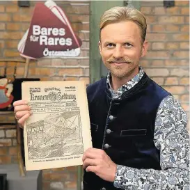  ?? ?? Die „Krone“Schätze bei „Bares für Rares Österreich“: Neo-Moderator Willi Gabalier mit einer Ausgabe der „Illustrier­ten Kronen Zeitung“aus dem Jahr 1915.