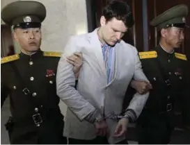  ?? FOTO: JON CHOL JIN / AP/NTB SCANPIX ?? Amerikansk­e Otto Warmbier føres inn i nordkorean­sk høyesteret­t 16. mars 2016.