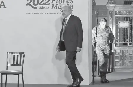  ?? ROMINA SOLÍS ?? López Obrador, ayer en su conferenci­a matutina; lo acompaña el titular de la Defensa Nacional